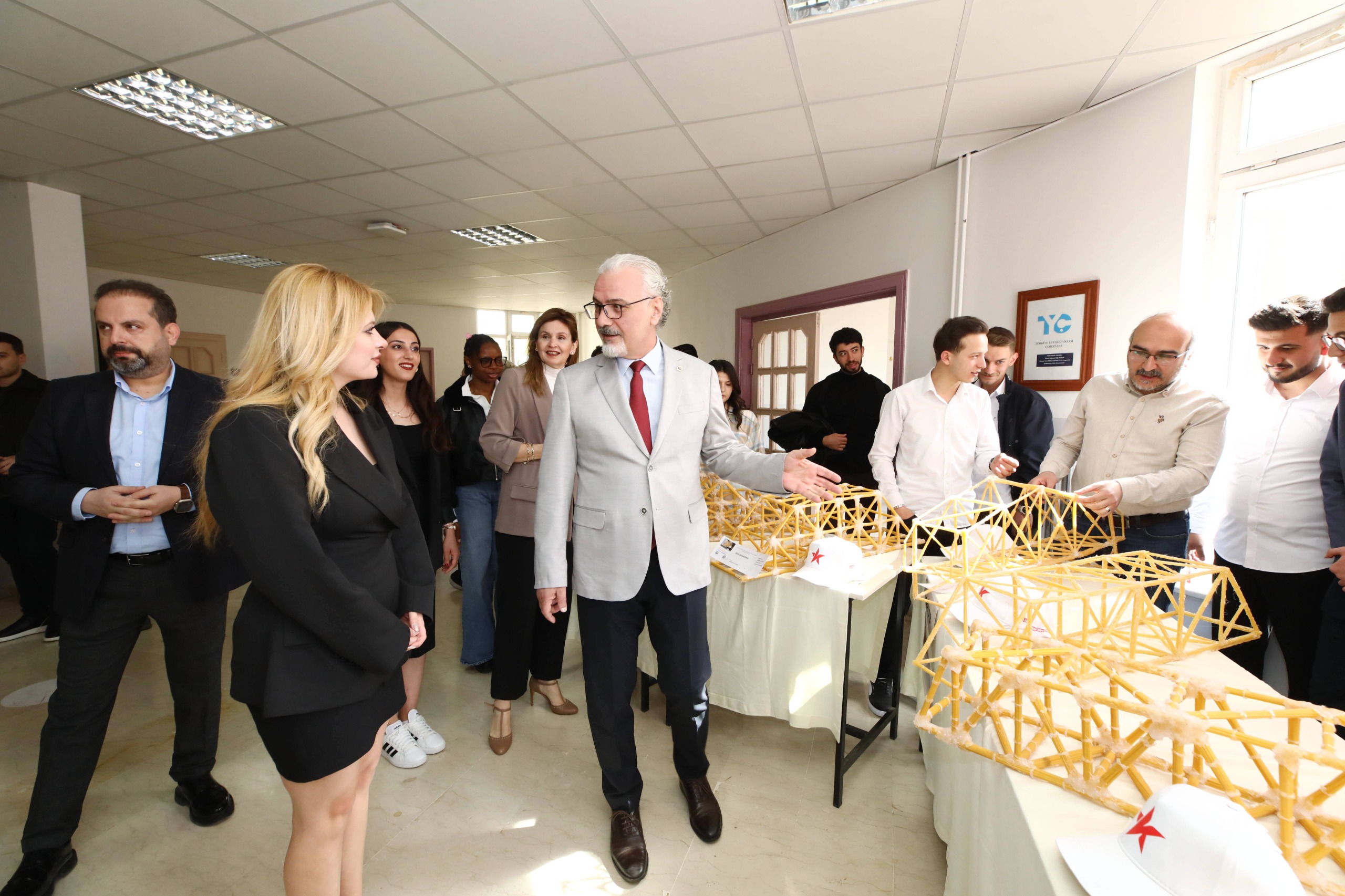 Çubuk makarna köprülerin sergilenmesi