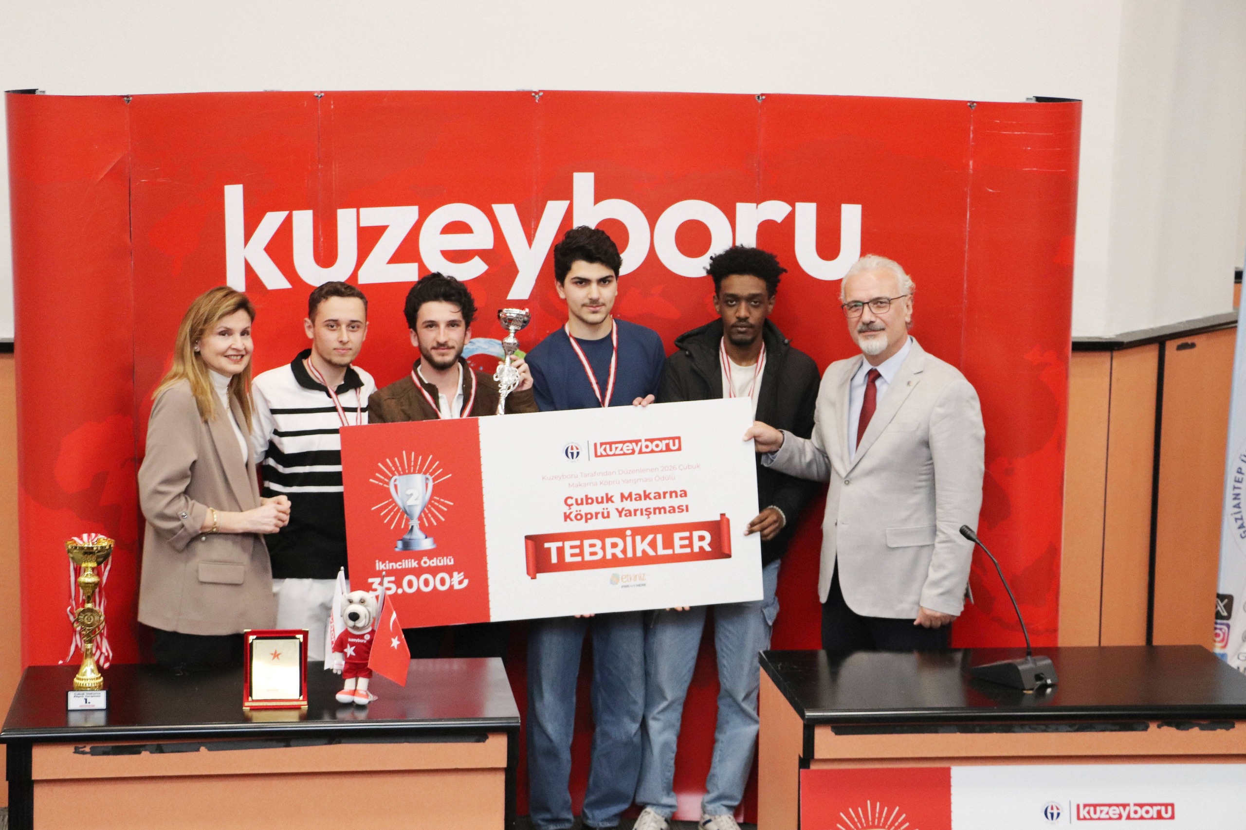 İkincilik ödülünü kazanan Budapeşt-2 takımı