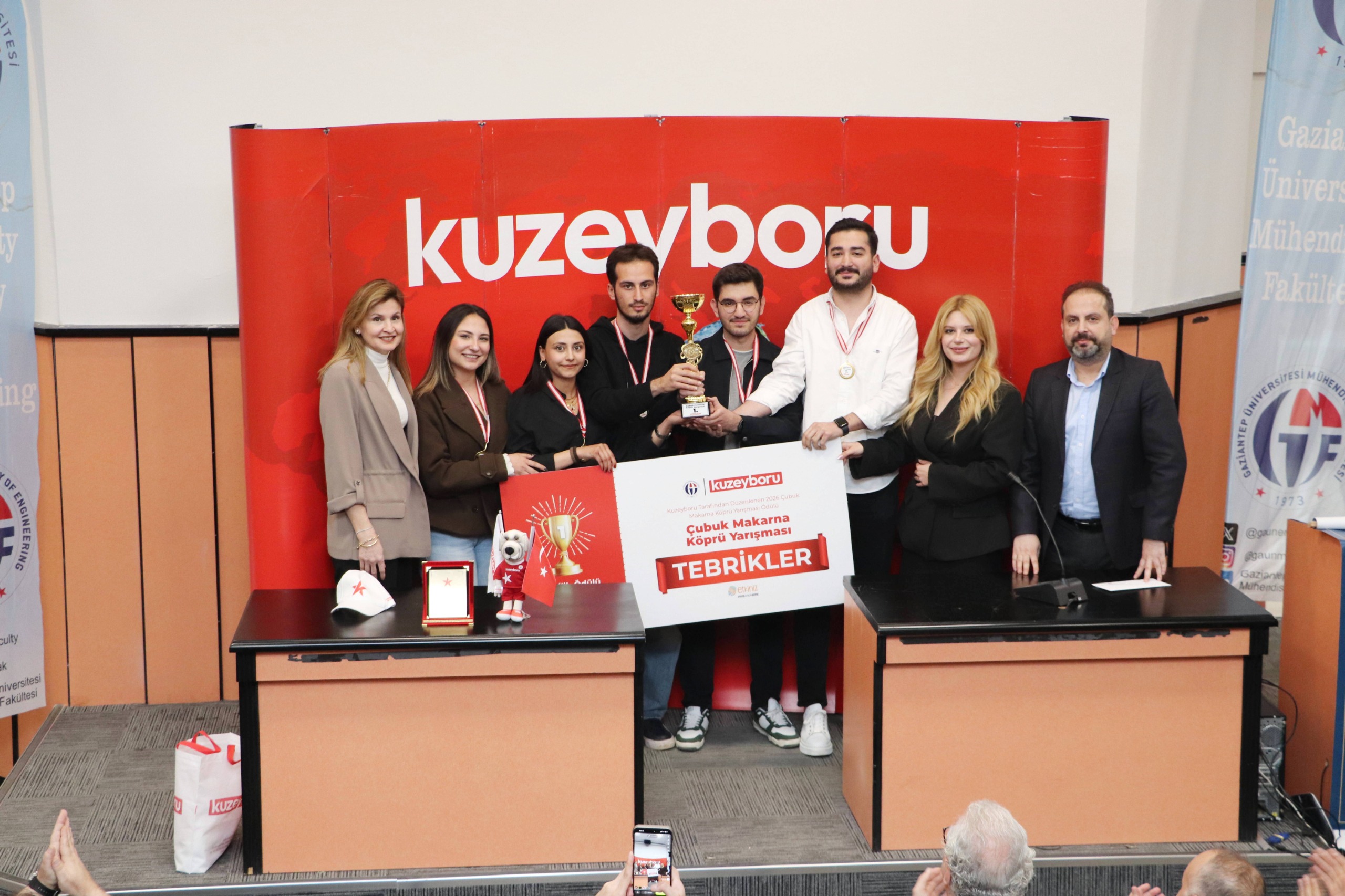 Birincilik ödülünü kazanan Zenith V takımı