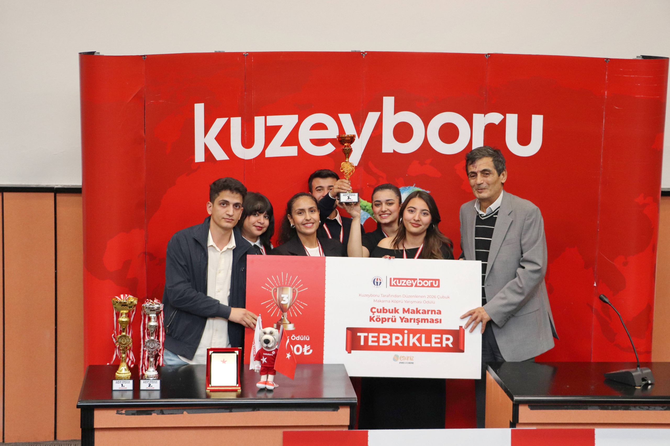 Üçüncülük ödülünü kazanan Statik Ponte takımı